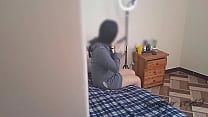 Чернокожая бабушка с большими сисяндрами позирует голышом посреди комнаты и ласкает дырку