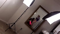 Женщина с пирсингом в пупке показывает на камеру гигантские сиськи